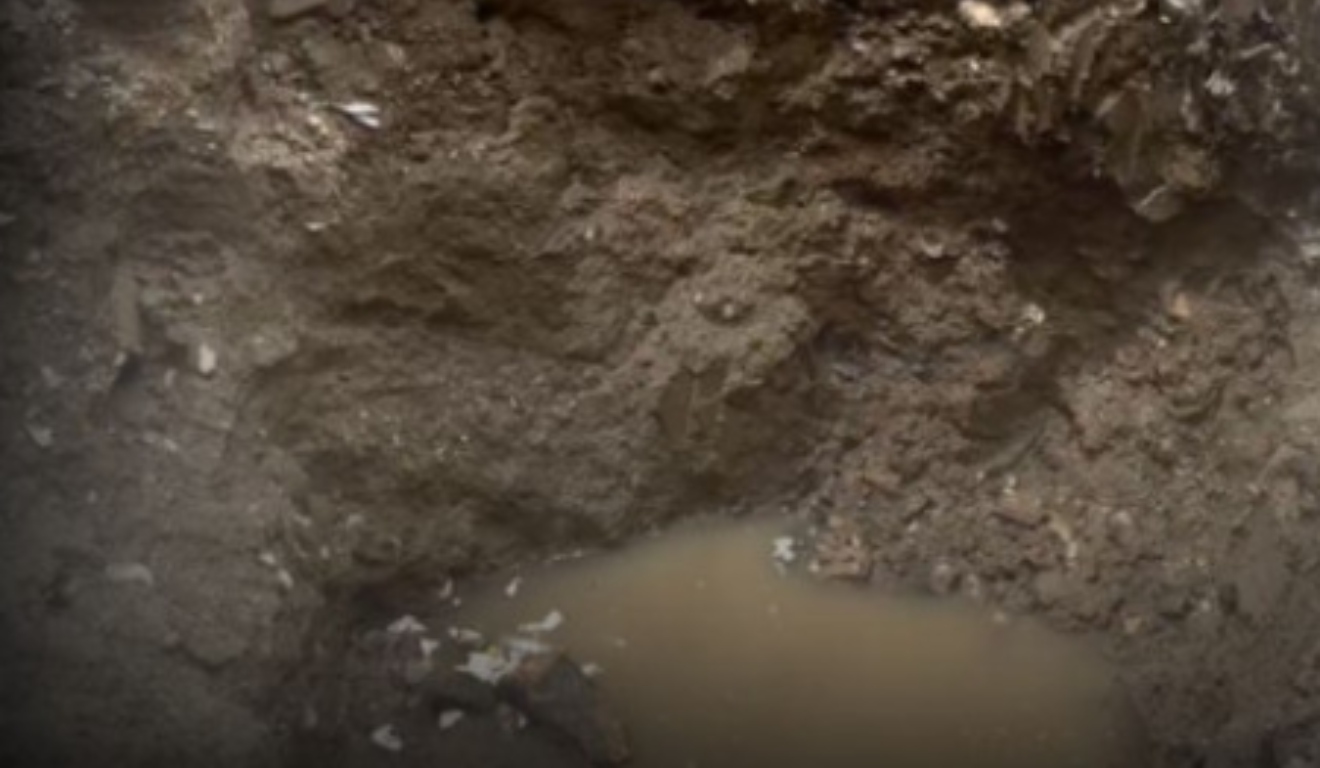 Adolescente é resgatada após 8 horas em esgoto com água suja e gases tóxicos