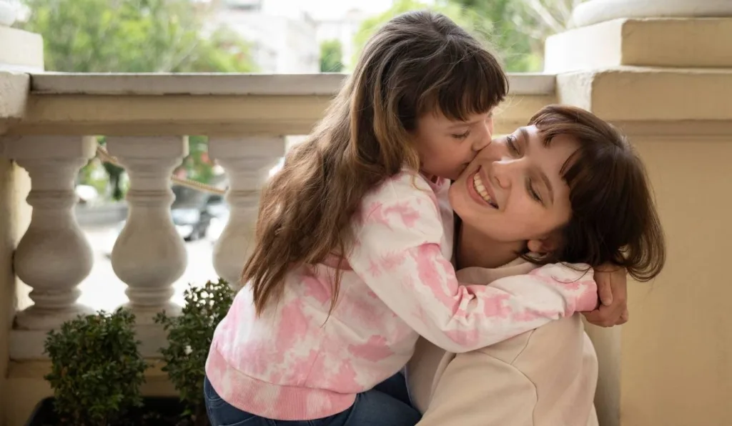 filha beijando o rosto da mãe