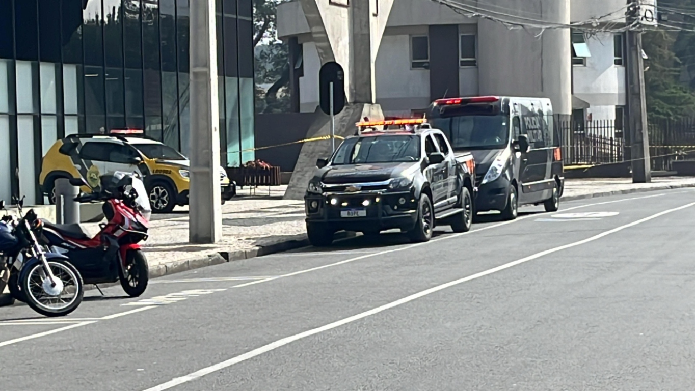 Polícia Militar aguarda chegada do esquadrão antibombas