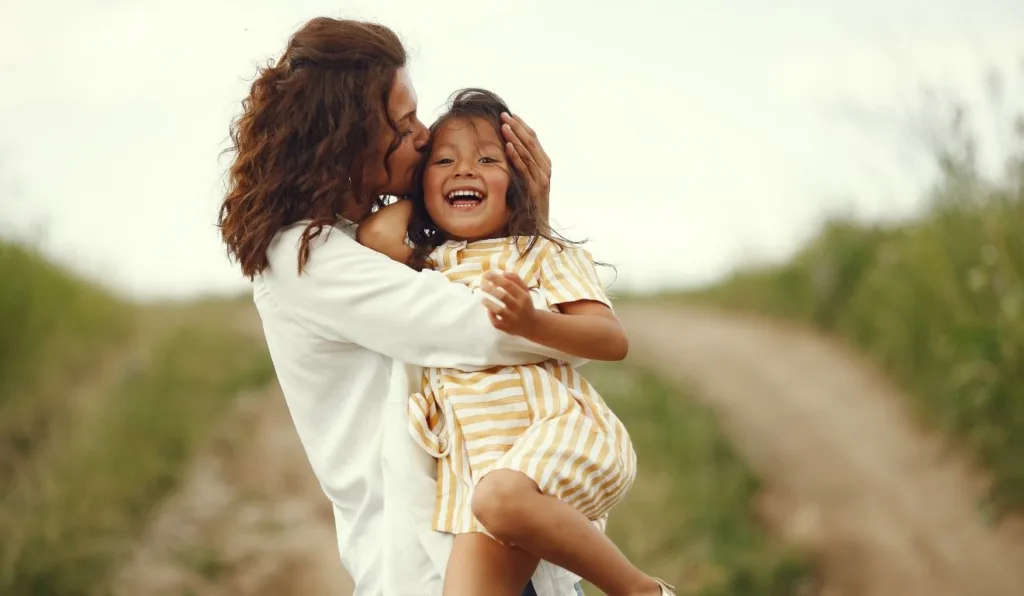 mulher segurando filha no colo