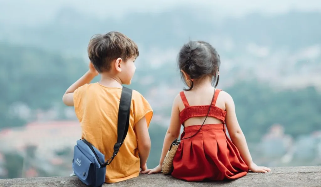 menino e menina para ilustrar escolha de nomes unissex