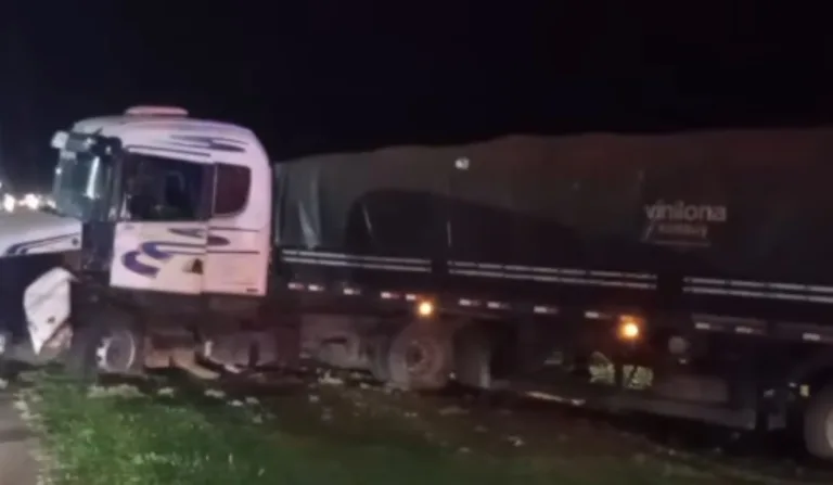 Colisão ocorreu em Santa Tereza do Oeste e deixou uma mulher morta e vários feridos; pista ficou parcialmente bloqueada