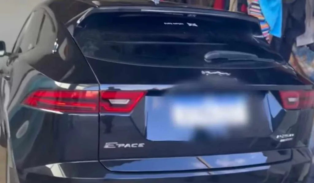 Jaguar preto em garagem