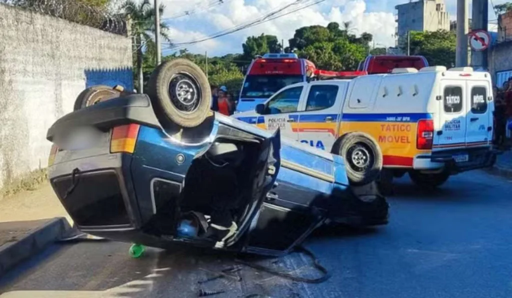 carro capotado após atropelar mãe e filho