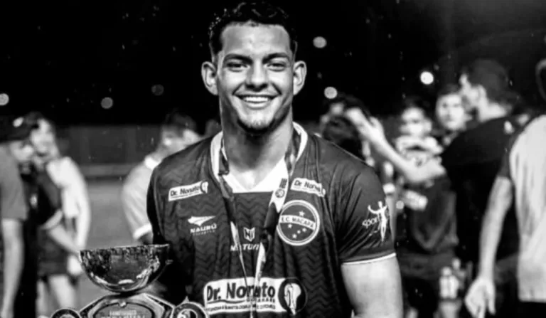 jogador de futebol comemorando título