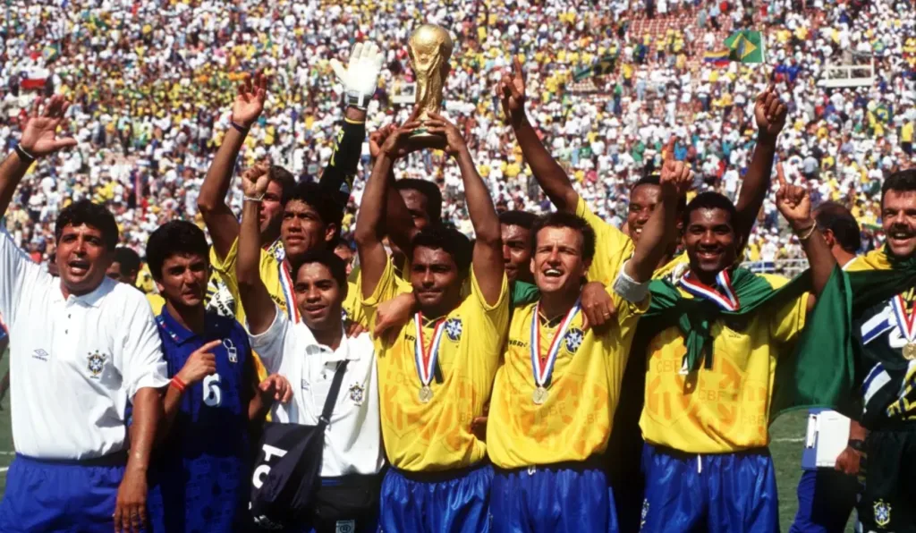 Seleção Brasileira levantando o troféu da Copa do Mundo de 1994