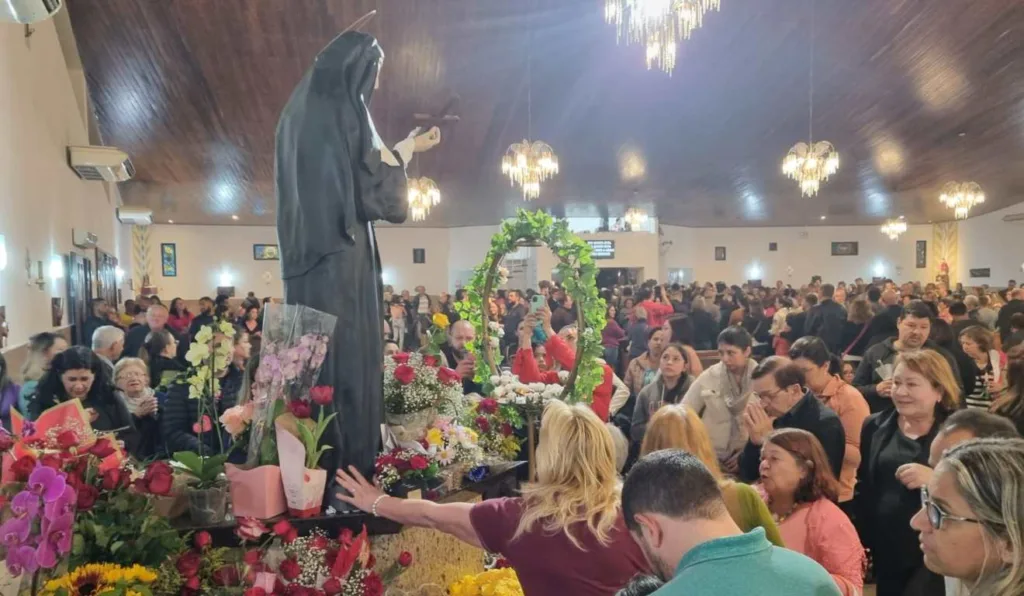 Milhares de fieis passam pelo santuário de Santa Rita de Cássia durante a semana de festas