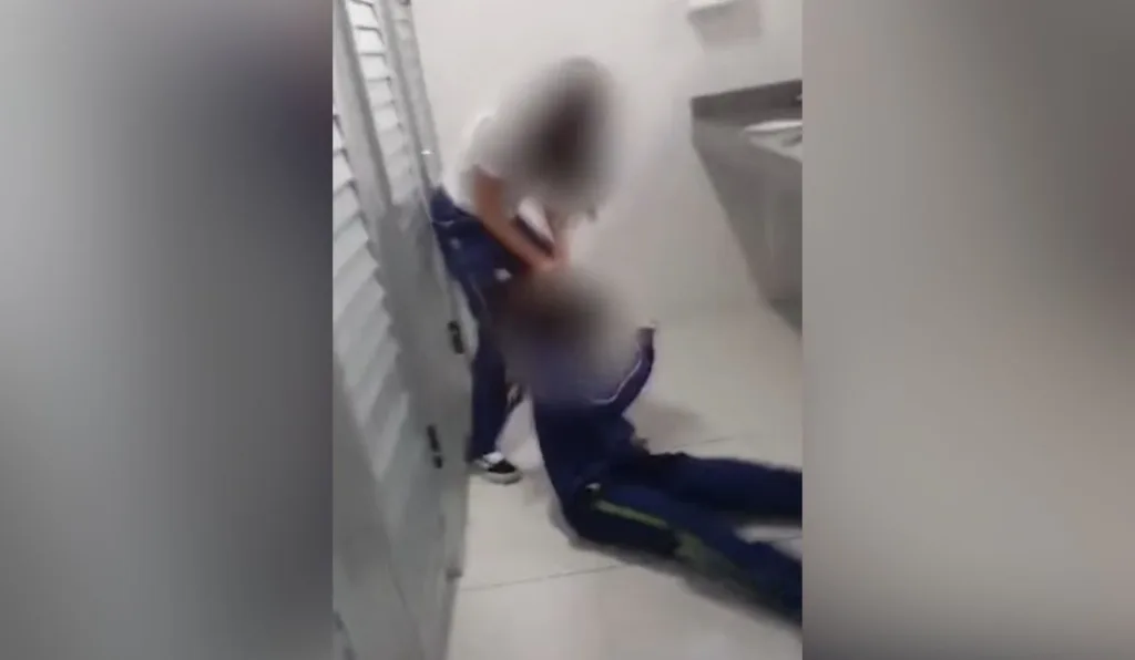 criança sendo espancada no colégio