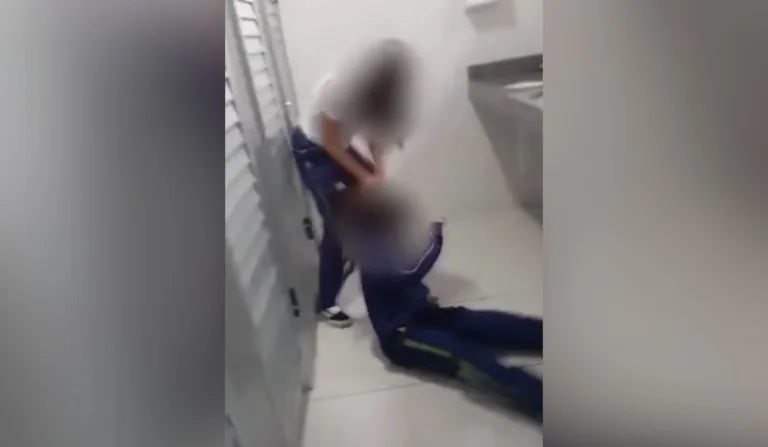 criança sendo espancada no colégio
