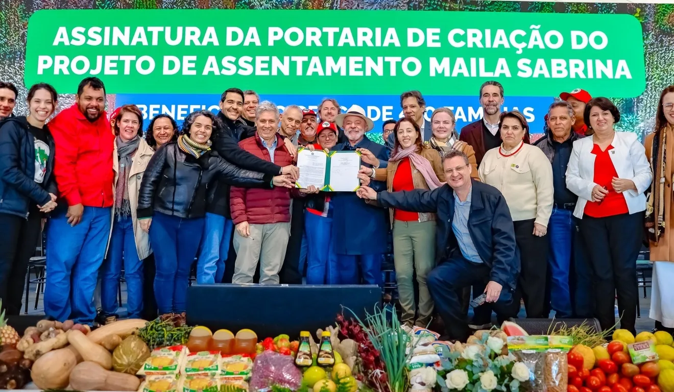 Lula oficializa assentamento no PR e defende MST contra críticas de “invasores”