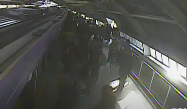 Testemunhas saíram correndo após presenciar o passageiro morrendo prensado na estação de metrô (Vídeo: reprodução / Record)