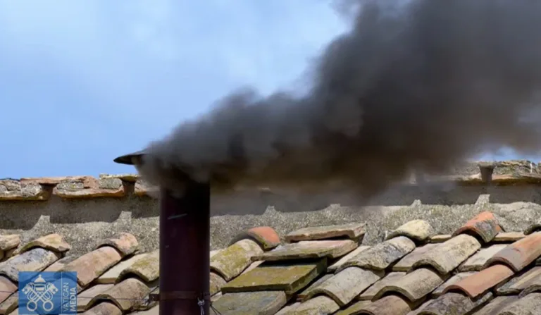 Fumaça preta anuncia que novo papa ainda não foi escolhido