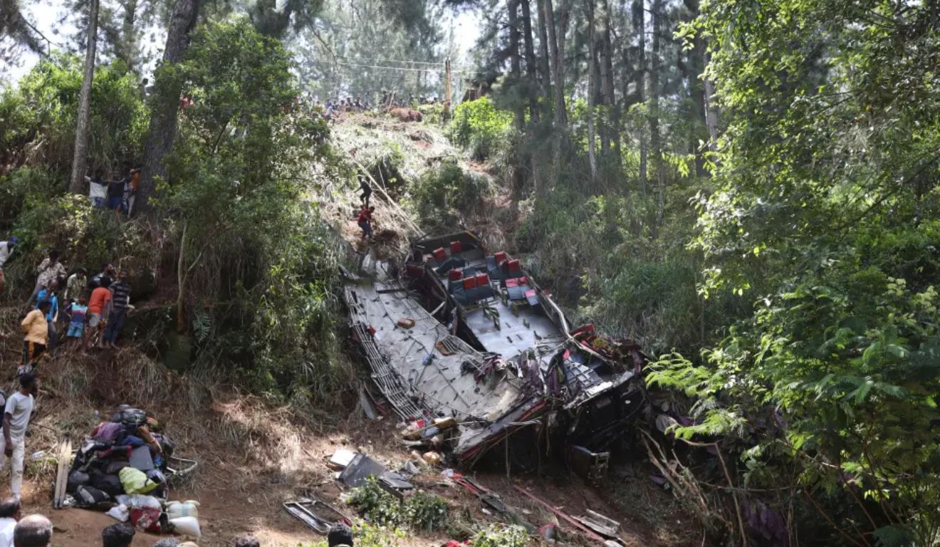 caminhão que derrapou e caiu em penhasco
