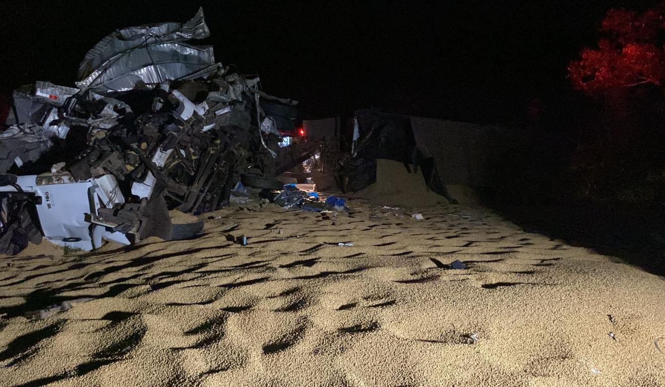 Caminhoneiro morre após caminhão ser atingido por carreta que escapou de outro caminhão na BR-376, em Ortigueira