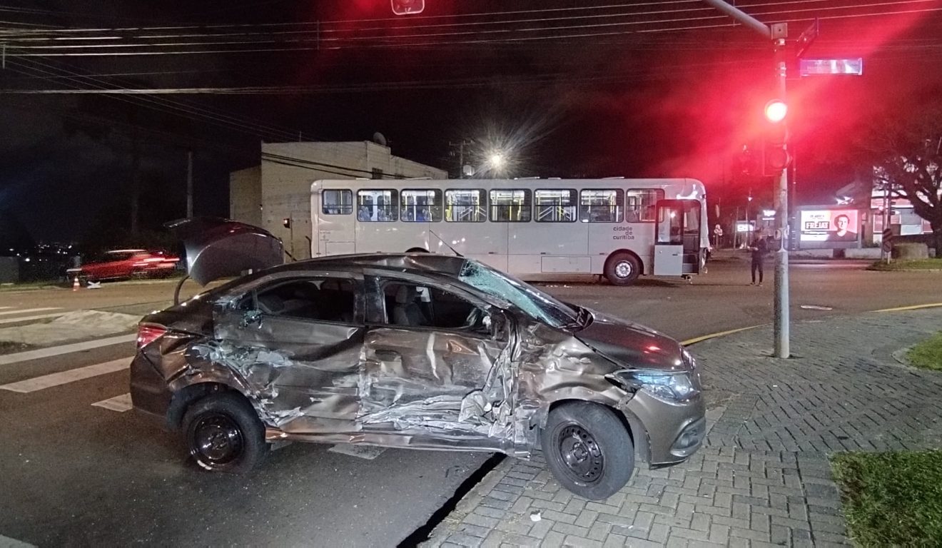 acidente entre carro e Inter II deixa casal de idosos feridos no Uberaba, em Curitiba