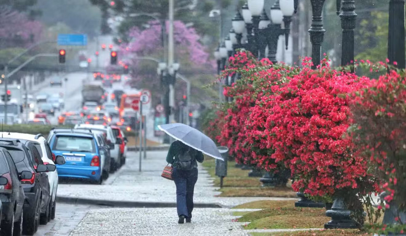 mulher andando na chuva no Paraná