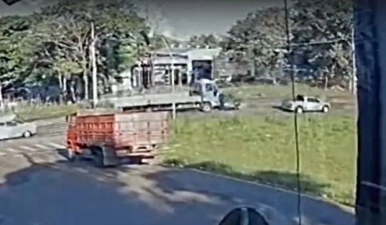 acidente entre carro e caminhão causa mortes de mulher de 34 anos e adolescente de 15; home de 35 e menina de 9 ficam gravemente feridos