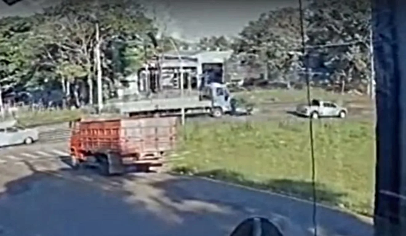 acidente entre carro e caminhão causa mortes de mulher de 34 anos e adolescente de 15; home de 35 e menina de 9 ficam gravemente feridos