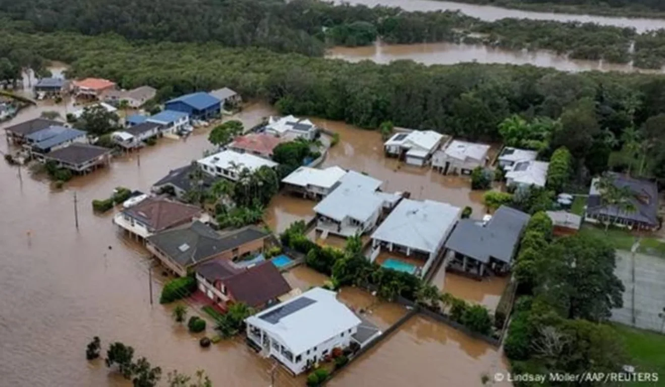 Enchentes em Nova Gales do Sul, na Austrália, causaram cinco mortes e grandes estragos. Governo iniciou ações emergenciais.