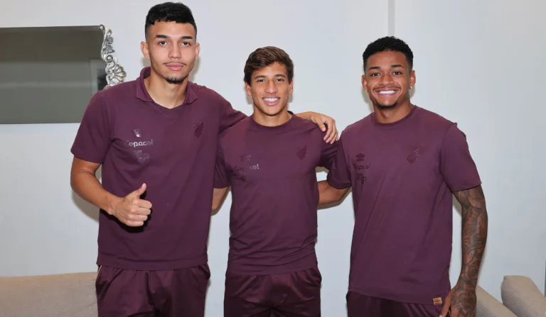 Jogadores do Athletico viajaram com a equipe principal para o jogo contra o Vila Nova