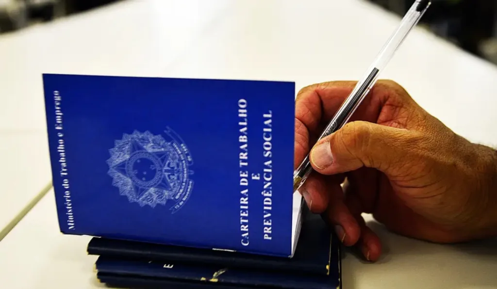 homem com Carteira de Trabalho