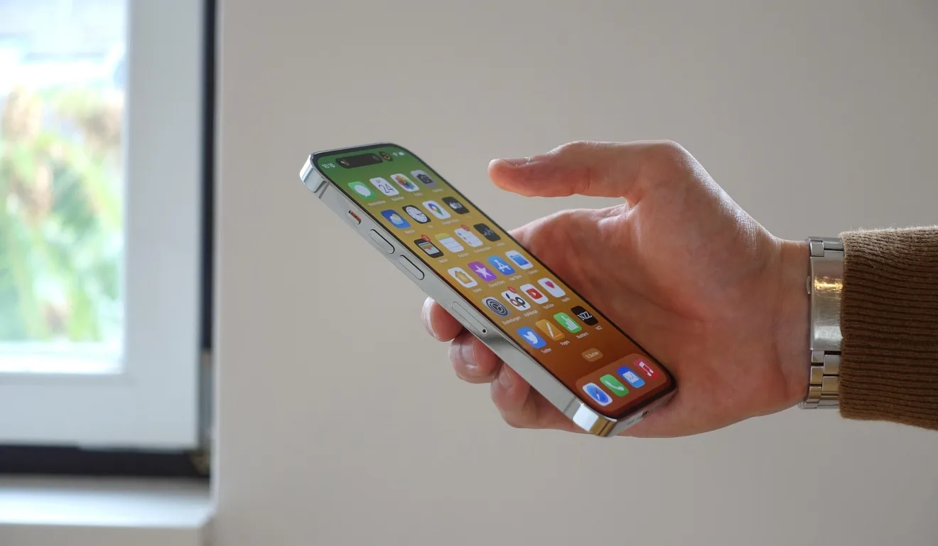 mão segurando iPhone