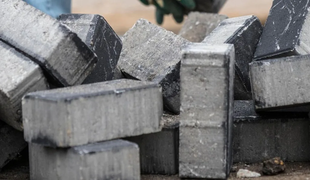 bloco de concreto para ilustrar o material que a mulher matou o idoso