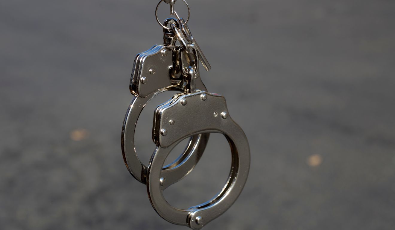 algemas para ilustrar o dentista preso