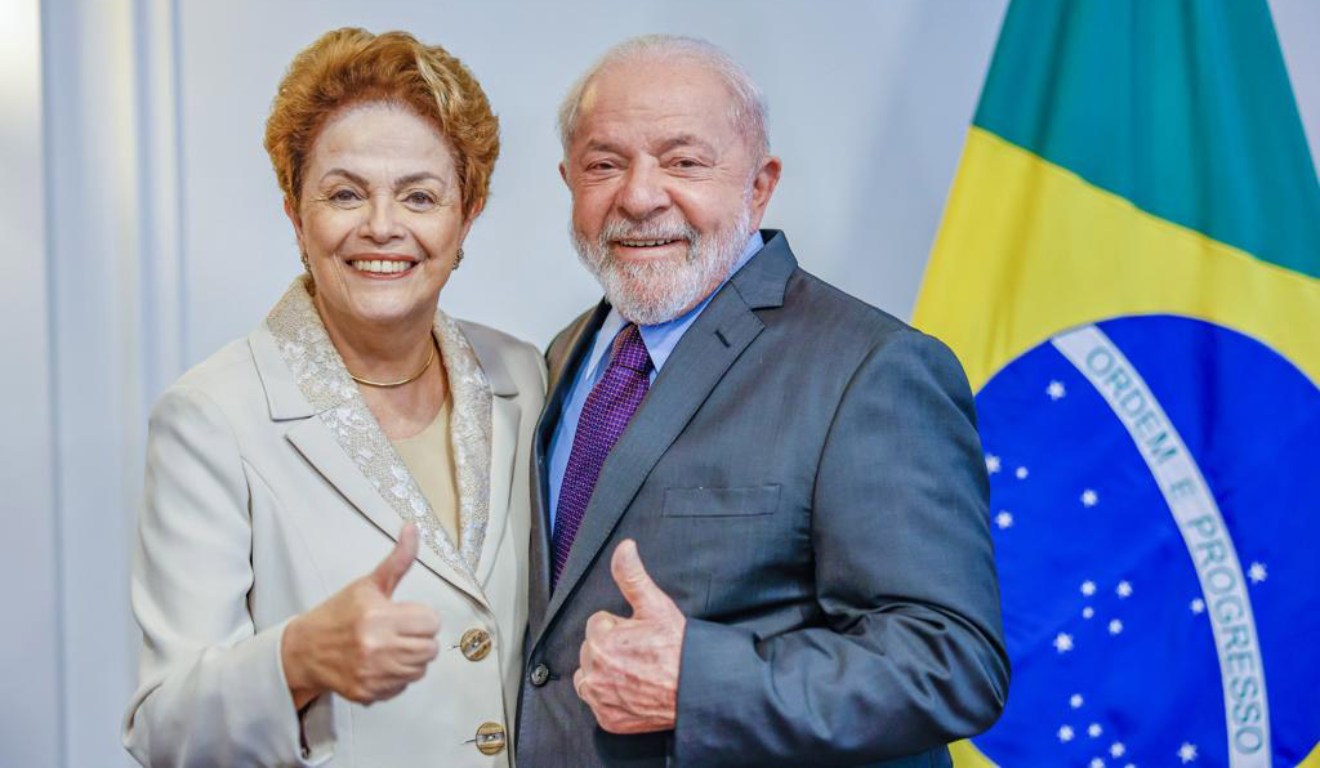 dilma rousseff ao lado do presidente Lula