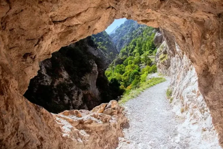 Ruta del Cares, o local de onde turista arremessou enorme pedra no Parque Picos de Europa - Foto: Reprodução