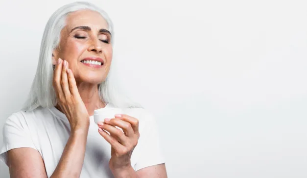 mulher passando creme no rosto