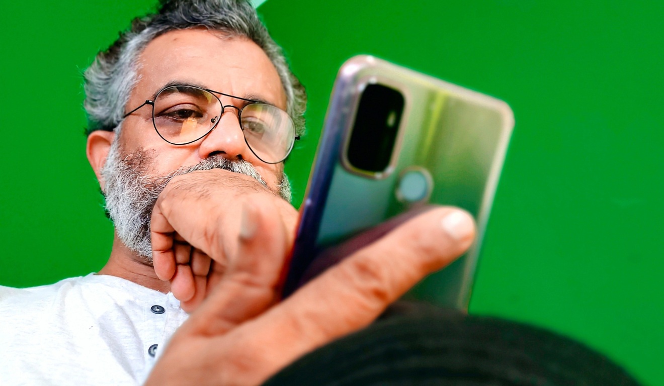 homem segurando um celular