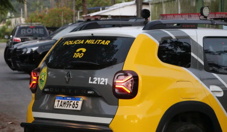 viatura da polícia militar que atendeu o caso ad idosa que morreu ao ser empurrada pelo filho