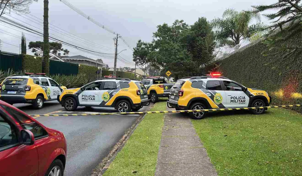 Várias viaturas da PMPR foram até o endereço no bairro Santo Inácio, em Curitiba