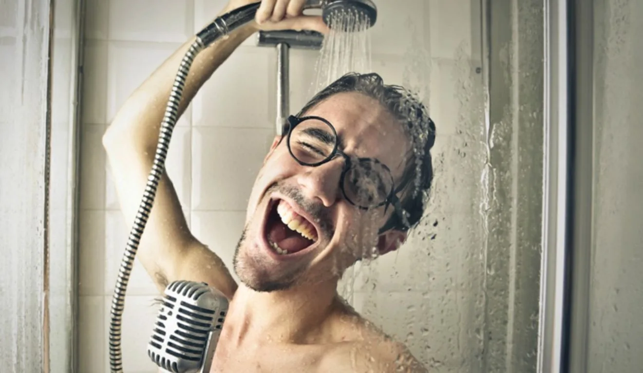 Cantar no chuveiro: quem nunca? Mas o que significa perante a Bíblia?