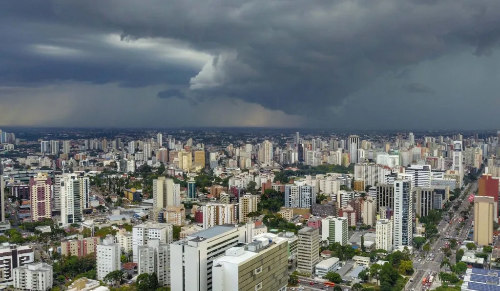 céu nublado para ilustrar temporal no Paraná