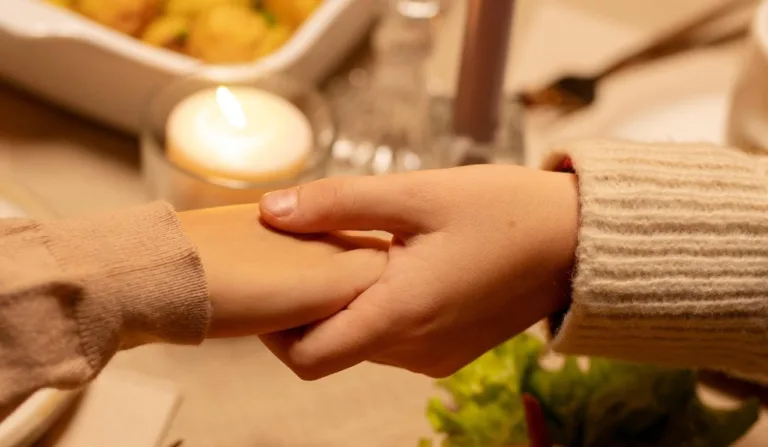 pessoas de mãos dadas no dia de ação de graças