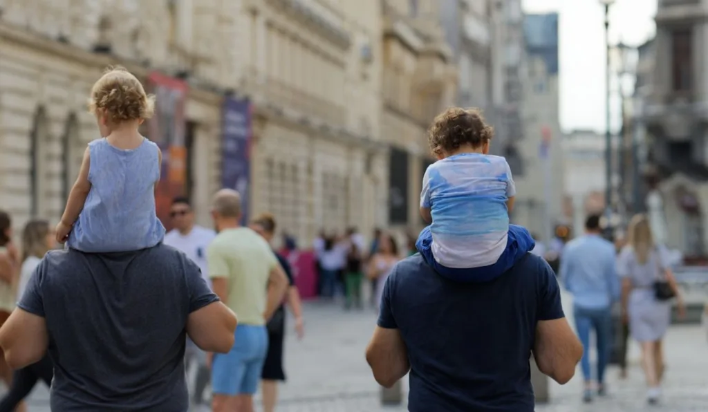 crianças nas costas do pai 