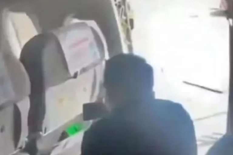 Homem abre porta de emergência de avião e acaba detido por policiais - Foto: Reprodução