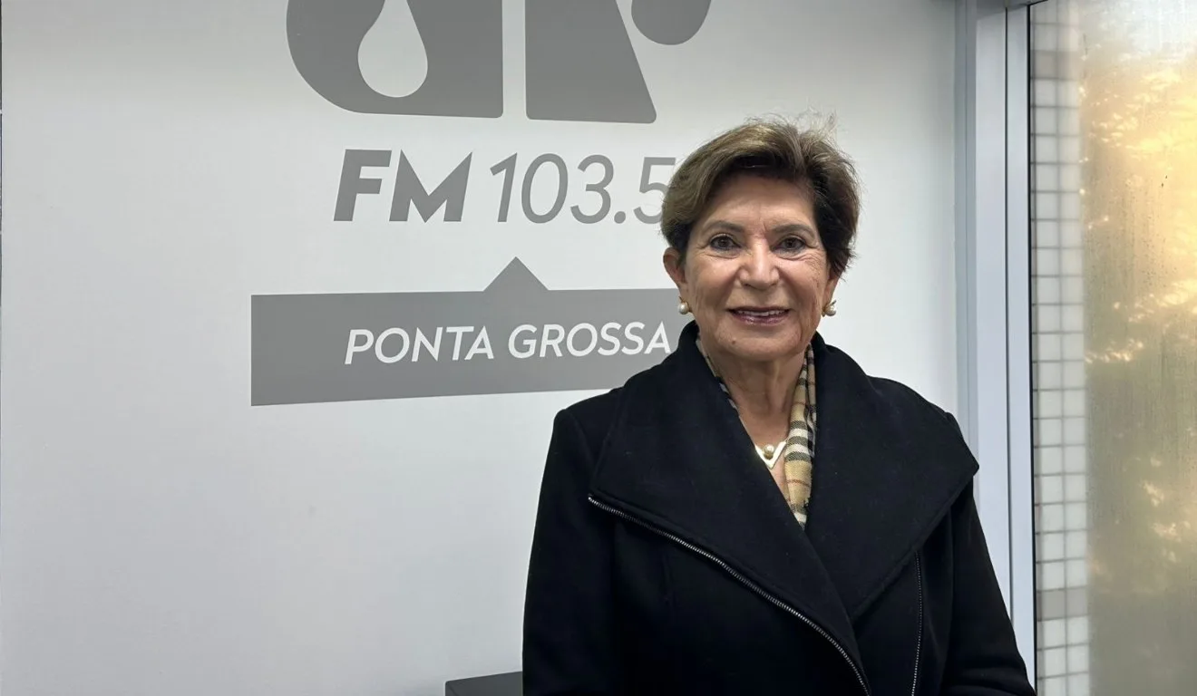 Elizabeth na sede da rádio Jovem Pan em Ponta Grossa