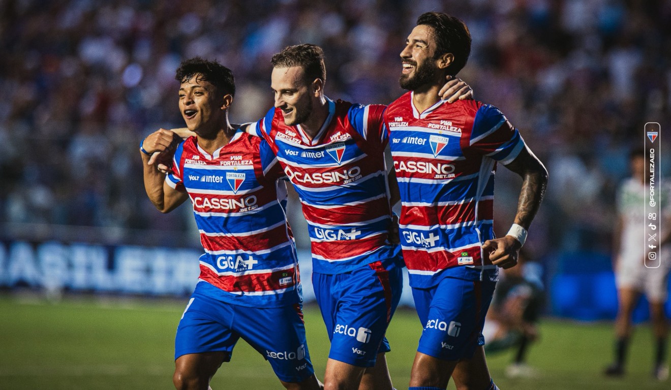 Jogadores do Fortaleza comemorando gol
