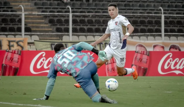 lance de jogo entre LDU e Deportivo Tachira