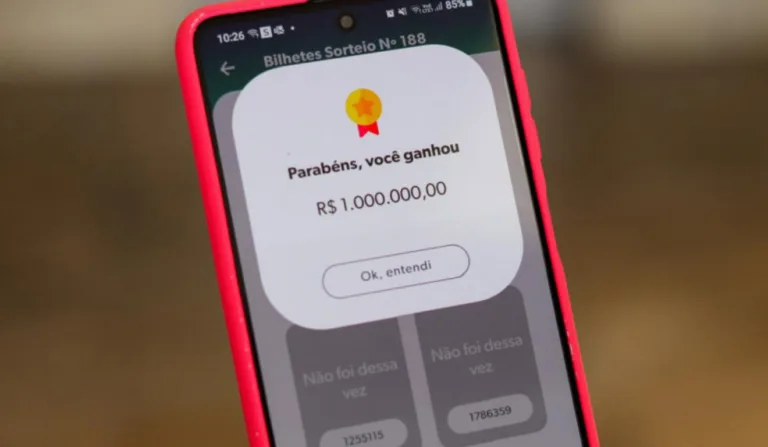 Tela de celular com notificação indicando que o dono da conta ganhou R$ 1 milhão em sorteio do Nota Paraná