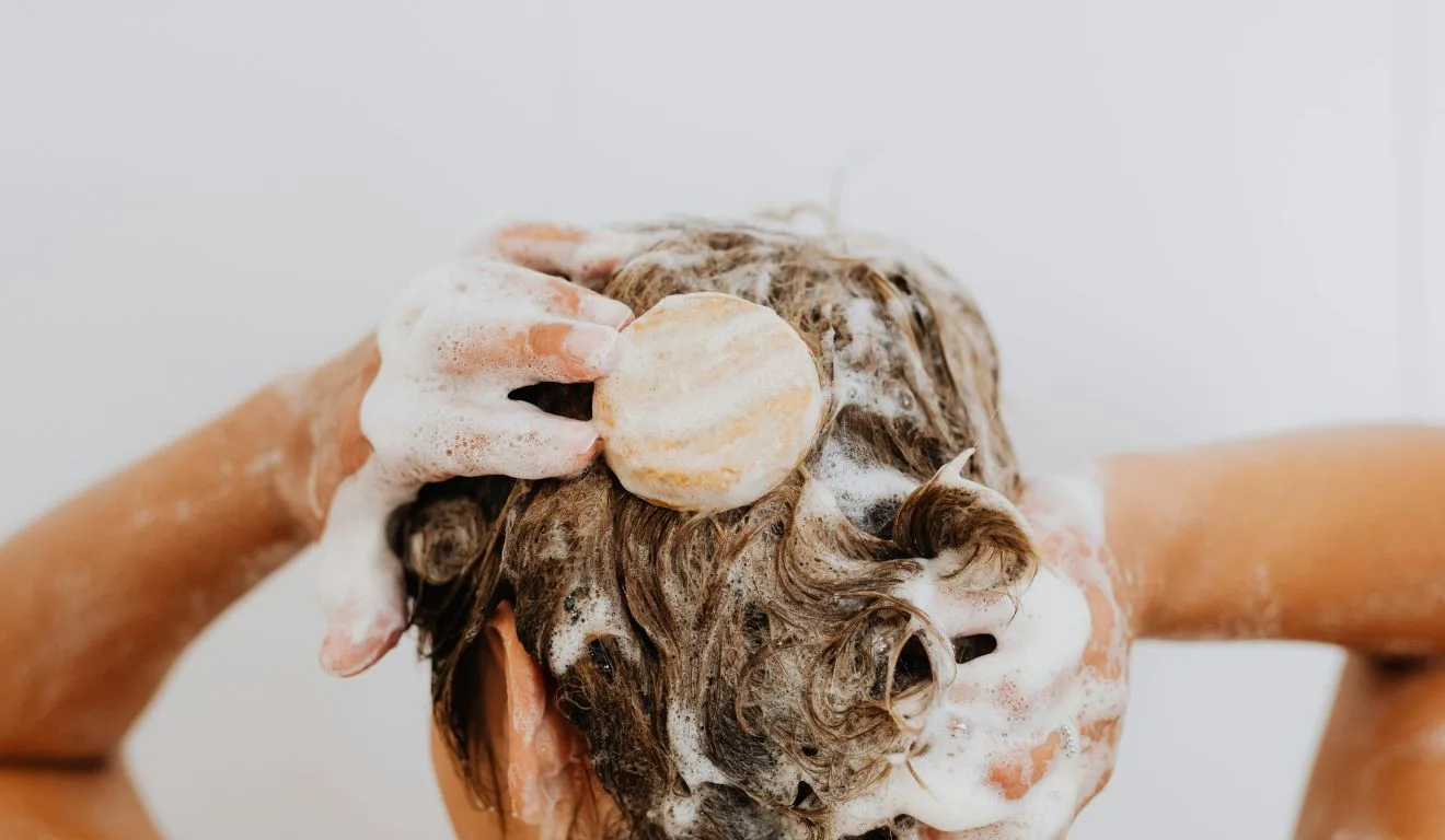 mulher lavando o cabelo