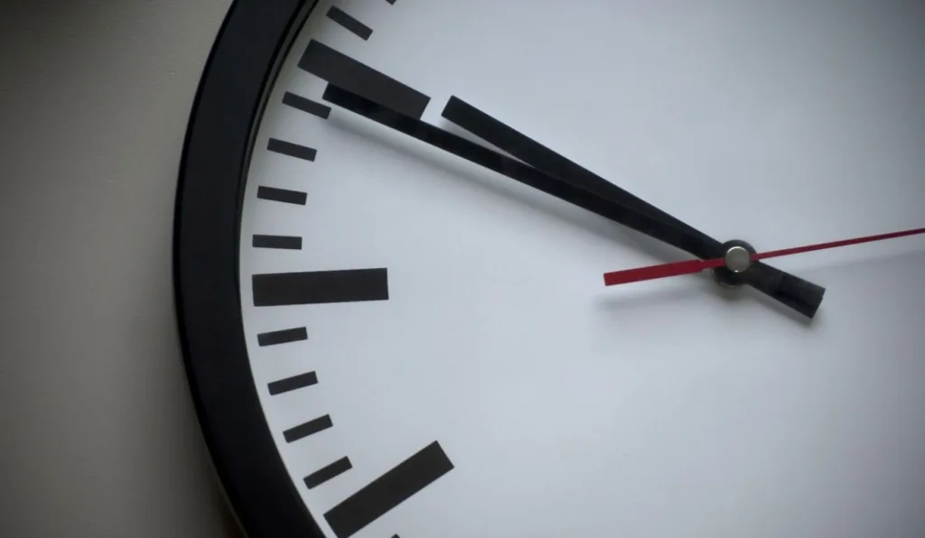 relógio de parede para ilustrar horas iguais
