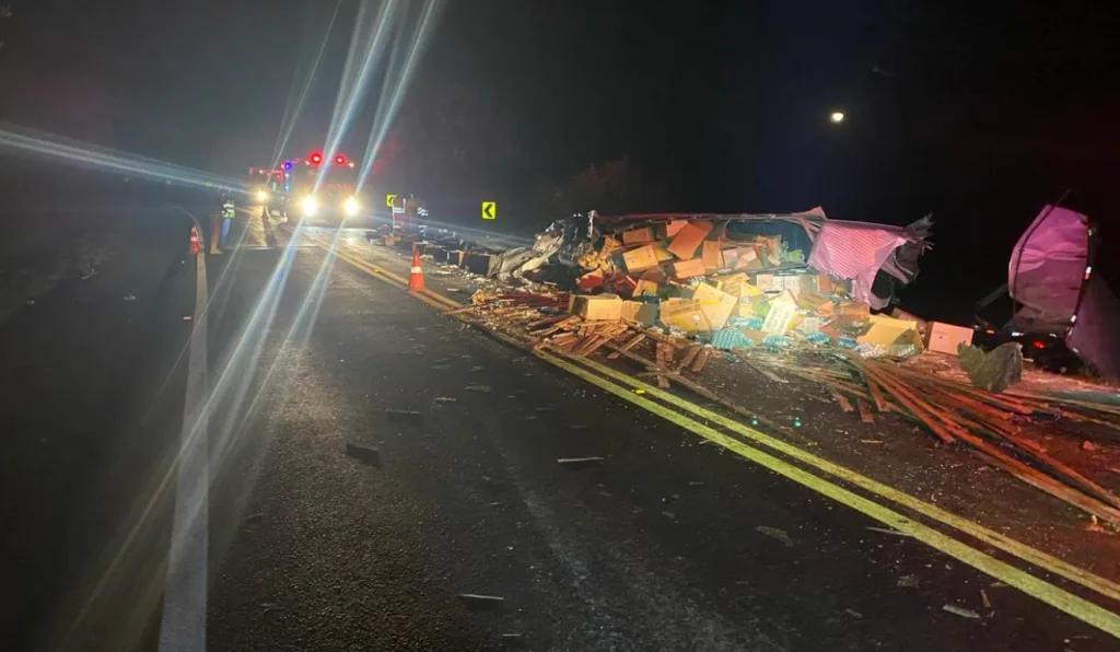 caminhoneiro morre em acidente causado pela queda de uma carga de madeira de outro caminhão, na BR-153, em Santo Antônio da Platina