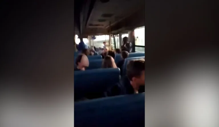 Motorista dirige ônibus escolar em alta velocidade e crianças ficam desesperadas