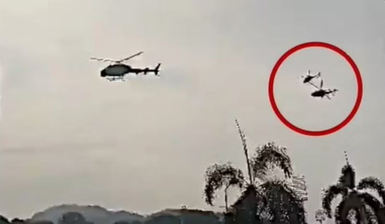 momento em os helicópteros colidem no ar