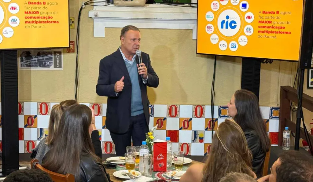 Leonardo Petrelli destaca força da rádio Banda B em cerimônia