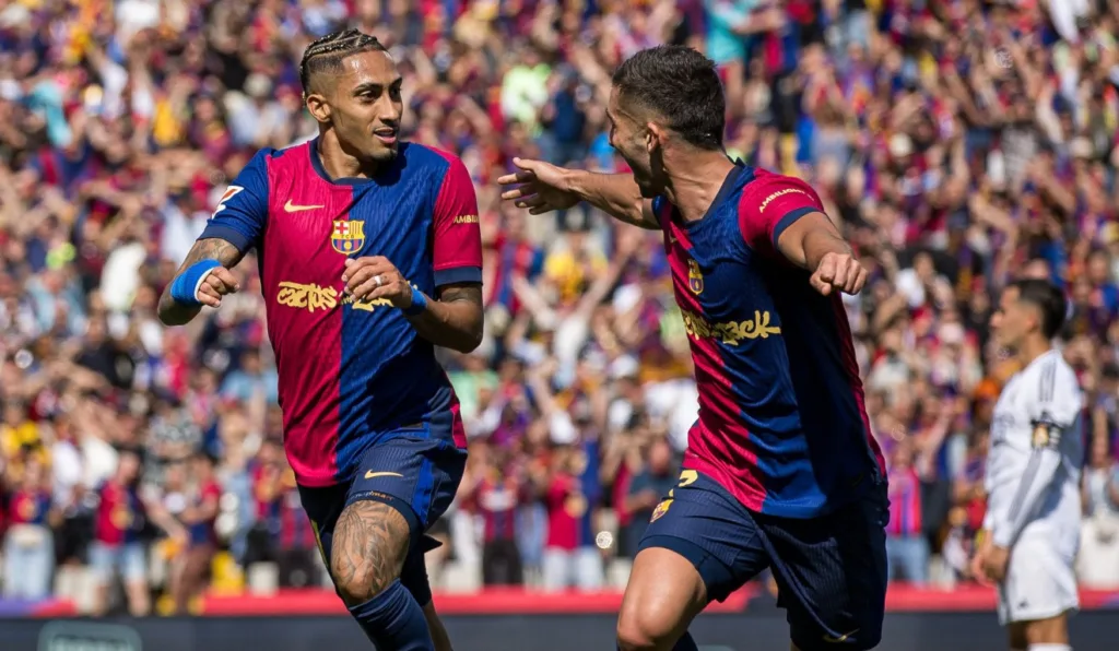 Raphinha e Ferrán Torres comemorando um gol